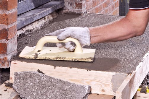 Pudslag på vandrette flader (trin): Overfladen rettes af med et lige bræt, der trækkes langs de to forskallingsbrædder i siderne. Pudslag på vandrette flader (trin): Overfladen rettes af med et lige bræt, der trækkes langs de to forskallingsbrædder i siderne.